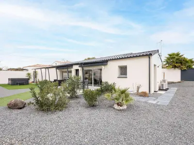 Villa à Le Grau d'Agde, Villa T4 climatisée avec jardin, jacuzzi et Free WiFi à 600 m de la plage - L834636