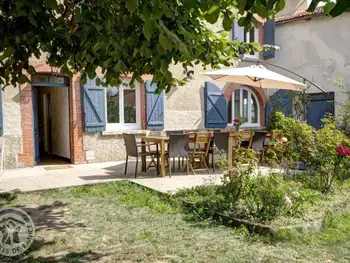 Gite à Montchal,Gîte spacieux avec jardin arboré et jeux enfants, à proximité de St-Etienne et Lyon FR-1-496-147 N°834670