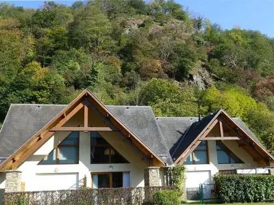 Maison à Juzet de Luchon, Maison calme à Juzet-de-Luchon avec jardin, terrasse, parking, et wifi - L834744