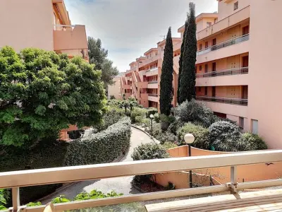 Appartement à Bormes les Mimosas, T2 avec Grande Loggia, Parking, Proche Plage et Commerces à La Favière - L887870