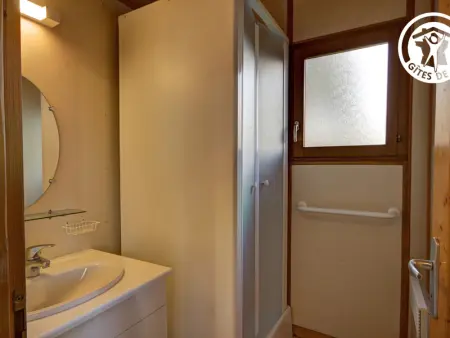 Chalet charmant avec terrasse et animaux admis, Gite 4 personnes à Les Noes - Photo 7