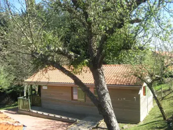 Gite à Les Noes,Chalet 2 chambres avec accès PMR, terrasse privée, piscine, activités plein air. FR-1-496-246 N°834807