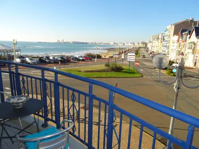 Appartement à Les Sables d'Olonne, Studio Face Mer avec Balcon, Proche Plage et Commerces, Équipé, 1er Étage avec Ascenseur - L887879