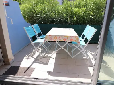 Appartement à Le Grau du Roi, Studio Cabine au RDC avec Terrasse, Piscines, Parking Privé et Proche de la Mer - L887887