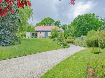 Agriturismo a Vendeuvre sur Barse,Maison de plain-pied avec piscine, terrasse et jardin fleuri près des lacs et du parc Nigloland FR-1-543-225 N°834852