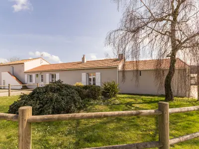 Gîte in Saint Hilaire de Chaléons,Gîte rénové près de la mer avec jardin clos, cheminée, Wifi et équipements bébé inclus. FR-1-306-879 N°834917