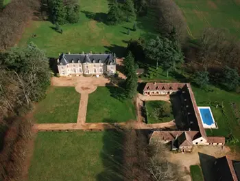 Sarthe, Gîte in Le Tronchet, Gîte authentique avec piscine chauffée, parc et chevaux, au cœur d'un château historique FR-1-410-189 N°835067