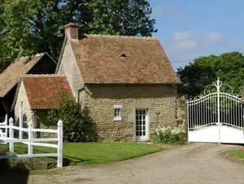 Gîte in Maresché,Gîte charmant avec piscine chauffée, tennis et jardin près de Beaumont-sur-Sarthe FR-1-410-214 N°835087