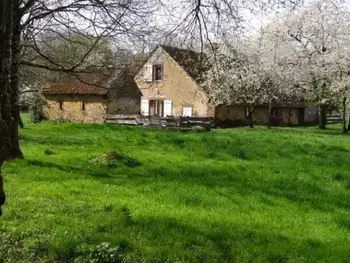 Gîte in La Bazoge,Ferme rénovée avec verger, 7 km du Mans, cheminée, 4 chambres, draps inclus, calme assuré FR-1-410-251 N°835100