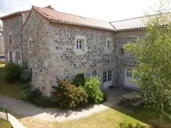 Gite à Rauret,Gîte charmant pour 8 pers à Rauret avec cheminée, terrasse et accès 