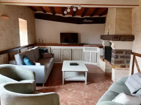 Gîte en campagne rénové avec cheminée, grands jardins, WiFi, près d'un village médiéval. - Photo 2