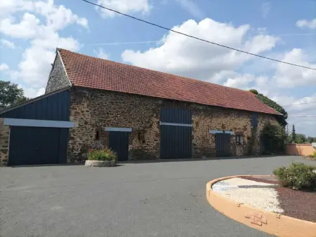 Gîte en campagne rénové avec cheminée, grands jardins, WiFi, près d'un village médiéval. - Photo 11