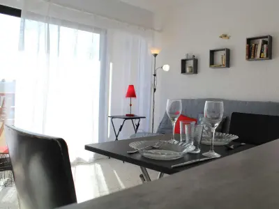 Appartement à Port la Nouvelle, Studio lumineux à 50m de la plage, grand balcon, parking, animaux acceptés, ménage inclus - L888051
