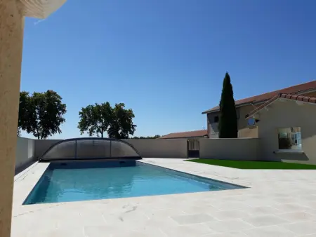 Gîte Moderne avec Piscine Couverte Partagée à Chalain-le-Comtal - Photo 2