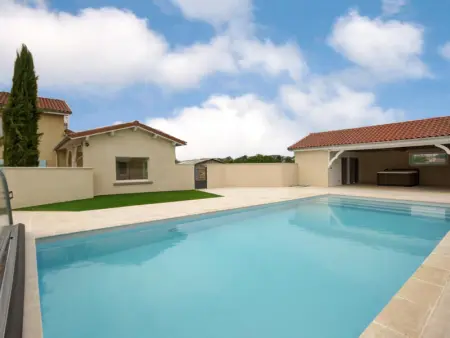 Gîte Moderne avec Piscine Couverte Partagée à Chalain-le-Comtal - Photo 3