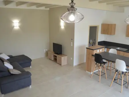 Gîte Moderne avec Piscine Couverte Partagée à Chalain-le-Comtal - Photo 5