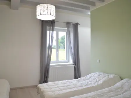 Gîte Moderne avec Piscine Couverte Partagée à Chalain-le-Comtal - Photo 9