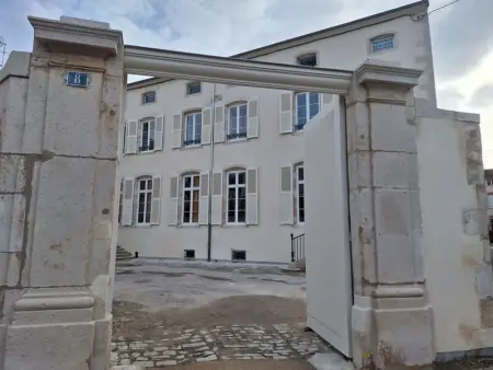 Appartement historique avec 4 chambres, parking, à proximité des attractions à Toul - Photo 24