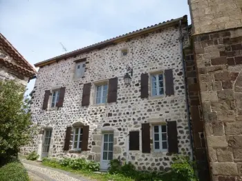 Gite à Arlempdes,Ancien presbytère avec 3 chambres au pied d'une forteresse médiévale FR-1-582-113 N°838874