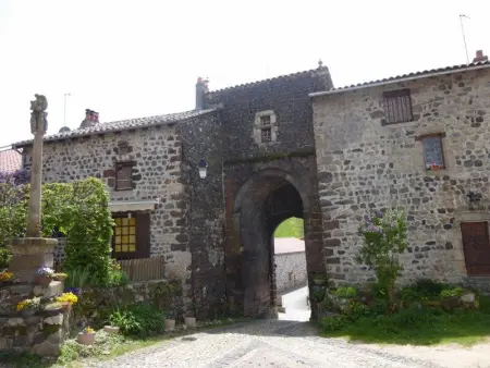 Ancien presbytère avec 3 chambres au pied d'une forteresse médiévale - Photo 11