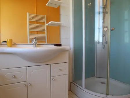 Gîte familial avec charme d'école, terrasse, terrain clos, proche gorges de la Loire et sites naturels - Photo 7