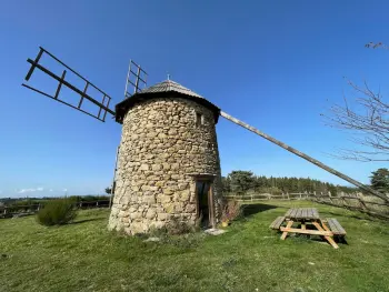 Gite à Ally,Moulin à vent restauré avec vue sur la campagne FR-1-582-221 N°838913