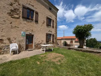 Gite à Pinols,Charmant Gîte en Pierre avec 3 Chambres, Cour et Proximité Activités, Pinols FR-1-582-252 N°838930