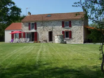 Gite à La Roche sur Yon,Maison rénovée en pleine campagne avec terrain, terrasse et équipements familiaux FR-1-426-157 N°838953