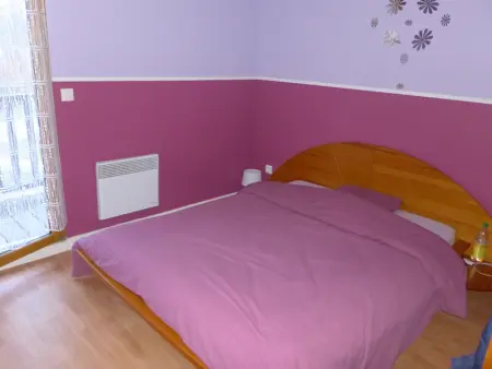 Maison en bois au bord du canal avec terrasse et jeux - Photo 3