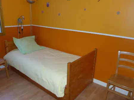 Maison en bois au bord du canal avec terrasse et jeux - Photo 4