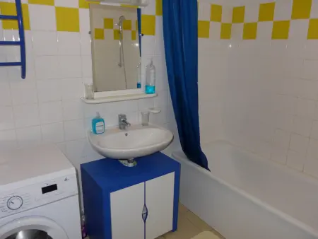 Maison en bois au bord du canal avec terrasse et jeux - Photo 5