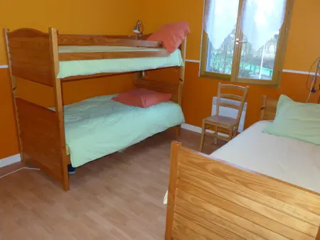 Maison en bois au bord du canal avec terrasse et jeux - Photo 6