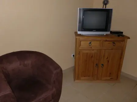 Maison en bois au bord du canal avec terrasse et jeux - Photo 7