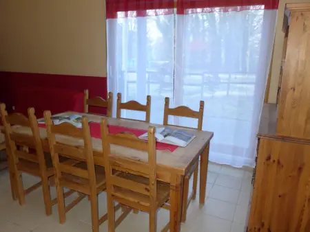 Maison en bois au bord du canal avec terrasse et jeux - Photo 8