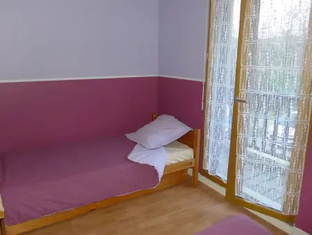 Maison en bois au bord du canal avec terrasse et jeux - Photo 9