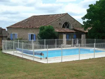 Gite à Charras,Gîte Charentais avec Piscine Chauffée, Jardin, Equip. Bébé et Recharge Électrique - Proche Périgord FR-1-653-7 N°839139