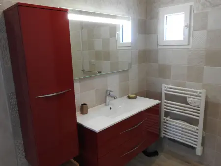 Gîte au bord du lac avec terrasse, idéal pour la famille - Photo 9