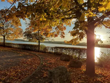 Gîte au bord du lac avec terrasse, idéal pour la famille - Photo 11