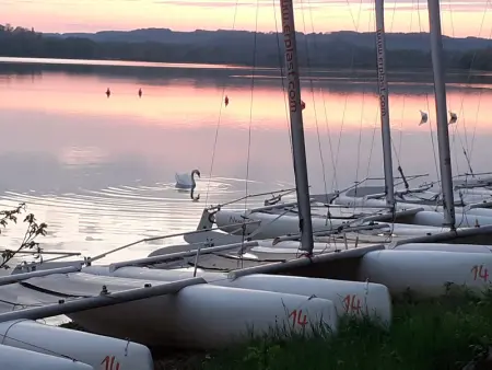Gîte au bord du lac avec terrasse, idéal pour la famille - Photo 12