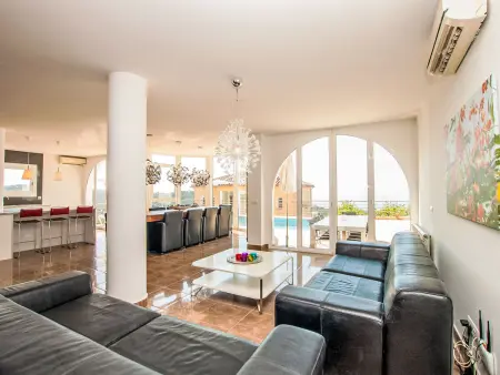 Villa Gaudí, spacieuse avec sa piscine et son jacuzzi - Photo 1