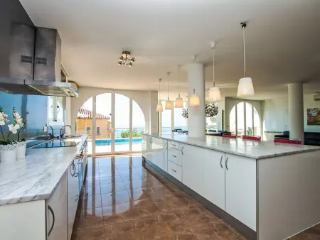 Villa Gaudí, spacieuse avec sa piscine et son jacuzzi - Photo 3