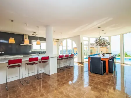 Villa Gaudí, spacieuse avec sa piscine et son jacuzzi - Photo 10