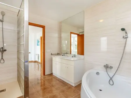Villa Gaudí, spacieuse avec sa piscine et son jacuzzi - Photo 24