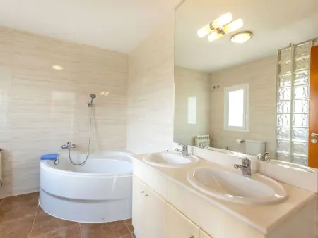 Villa Gaudí, spacieuse avec sa piscine et son jacuzzi - Photo 25