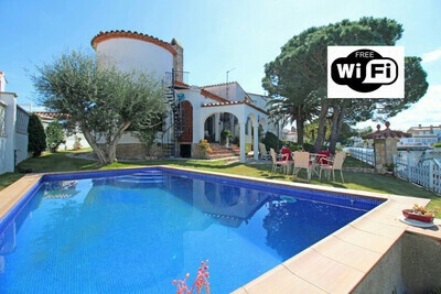 0051-TORDERA House at the canal with pool, garden and mooring, Villa 8 personnes à Empuriabrava 432653