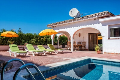 Lovely 3BR Villa Rosa by Rafleys in Peaceful Countryside, Villa 6 personnes à Las Lagunas de Mijas 784627