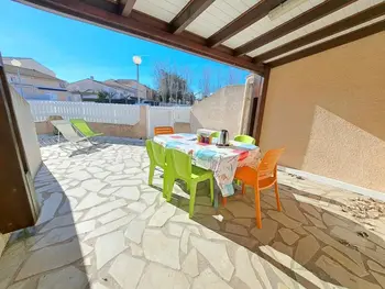 Maison à Marseillan Plage, Maison mitoyenne climatisée avec terrasse et piscine à Marseillan - L839451