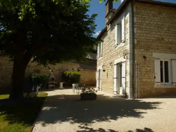 Gite à Coly Saint Amand,Maison en pierre rénovée avec jardin clos et terrasse, proche sites UNESCO, à Coly-Saint-Amand FR-1-616-19 N°839463