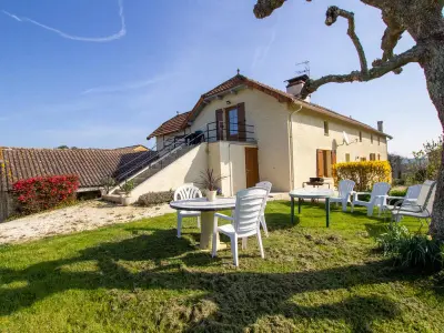 Gite à Doissat, Maison de campagne avec étangs privés, proche Sarlat, 4 chambres, équipements bébé, animaux acceptés FR-1-616-22 N°839465