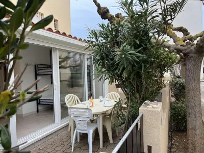 Appartement à Marseillan Plage, Appartement T2 cabine avec grande terrasse, proche plage, parking et équipements complets - L890659